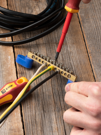 Шина "0" N (6х9мм) 12 отверстий латунь 2 синих угловых изолятора EKF PROxima