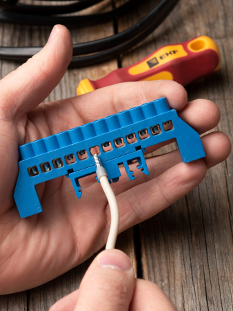 Шина "0" N (6х9мм) 12 отверстий латунь синий нейлоновый корпус комбинированный EKF PROxima