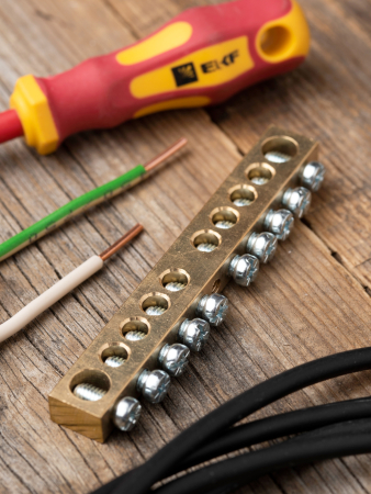 Шина PEN "ноль-земля" (8х12мм) 10 отверстий латунь крепеж по центру EKF PROxima