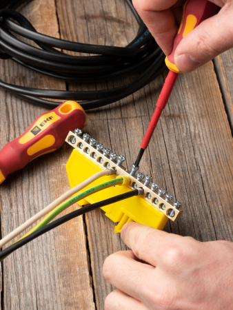 Шина "0" N (6х9мм) 14 отверстий латунь желтый изолятор на DIN-рейку EKF PROxima