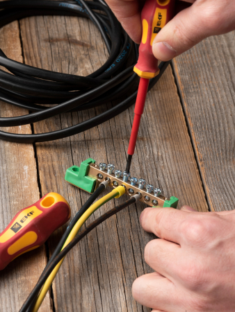 Шина "0" PE 6x9мм 8 отверстий латунь с контактной пластиной 2 зелёных угловых изолятора EKF PROxima