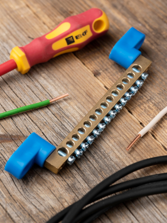 Шина "0" N (6х9мм) 14 отверстий латунь 2 синих угловых изолятора EKF PROxima