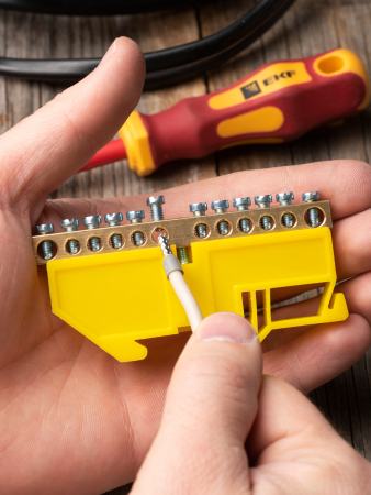 Шина "0" N (6х9мм) 12 отверстий латунь желтый изолятор на DIN-рейку EKF PROxima