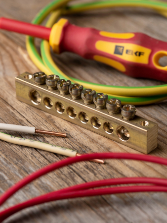 Шина PEN "ноль-земля" (8х12мм) 8 отверстий латунь крепеж по краям EKF PROxima