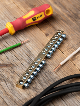 Шина PEN "ноль-земля" (6х9мм) 14 отверстий латунь крепеж по центру EKF PROxima