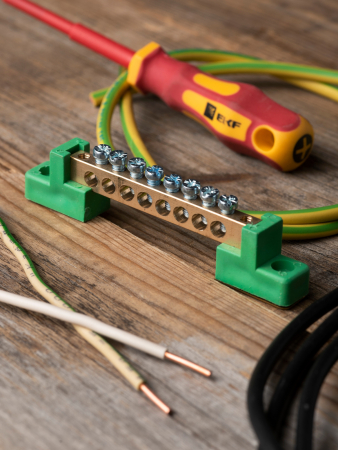 Шина "0" PE 6x9мм 8 отверстий латунь с контактной пластиной 2 зелёных угловых изолятора EKF PROxima