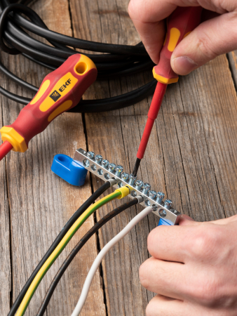 Шина "0" N (6x9мм) 12 отв. цинк 2 синих угловых изолятора EKF PROxima