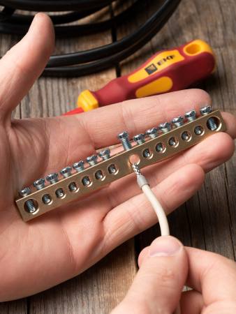 Шина PEN "ноль-земля" (8х12мм) 14 отверстий латунь крепеж по центру EKF PROxima