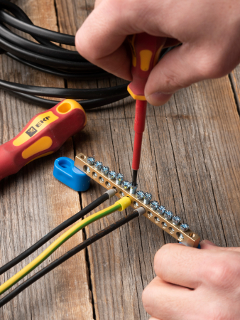 Шина "0" N (6х9мм) 14 отверстий латунь 2 синих угловых изолятора EKF PROxima