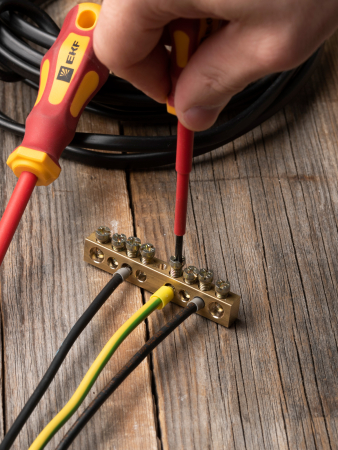 Шина PEN "ноль-земля" (8х12мм) 8 отверстий латунь крепеж по центру EKF PROxima