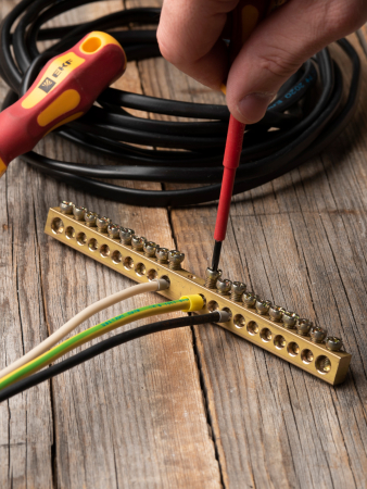 Шина PEN "ноль-земля" (8х12мм) 20 отверстий латунь крепеж по центру EKF PROxima