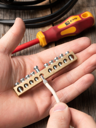 Шина PEN "ноль-земля" (8х12мм) 10 отверстий латунь крепеж по центру EKF PROxima