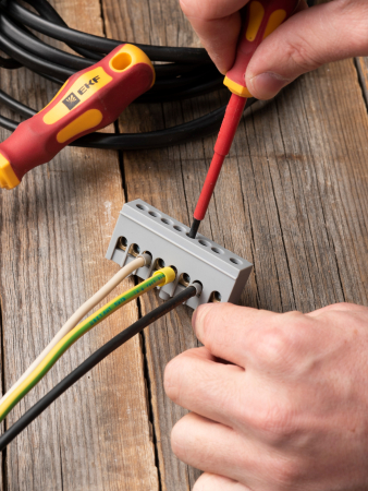 Шина "фаза" L (6х9мм) 8 отверстий латунь серый изолированный корпус на DIN-рейку EKF PROxima