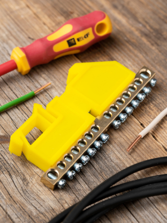 Шина "0" N (6х9мм) 14 отверстий латунь желтый изолятор на DIN-рейку EKF PROxima