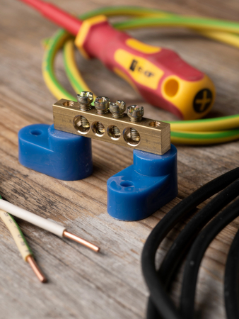 Шина "0" N (6х9мм) 4 отверстия латунь 2 синих угловых изолятора EKF PROxima