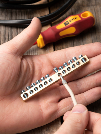 Шина PEN "ноль-земля" (6х9мм) 12 отверстий латунь крепеж по центру EKF PROxima