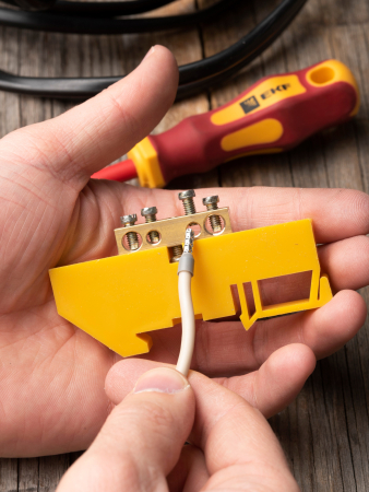 Шина "0" N (6х9мм) 4 отверстия латунь желтый изолятор на DIN-рейку EKF PROxima