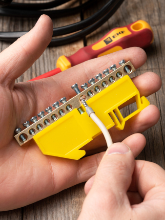 Шина "0" N (6х9мм) 14 отверстий латунь желтый изолятор на DIN-рейку EKF PROxima