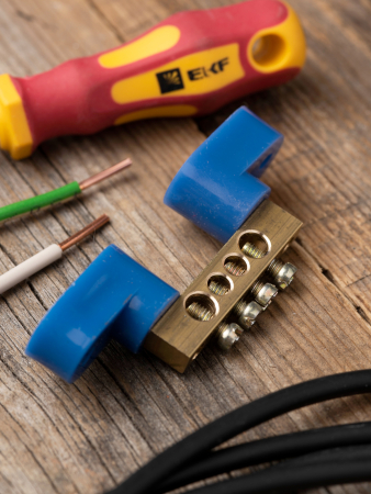 Шина "0" N (6х9мм) 4 отверстия латунь 2 синих угловых изолятора EKF PROxima