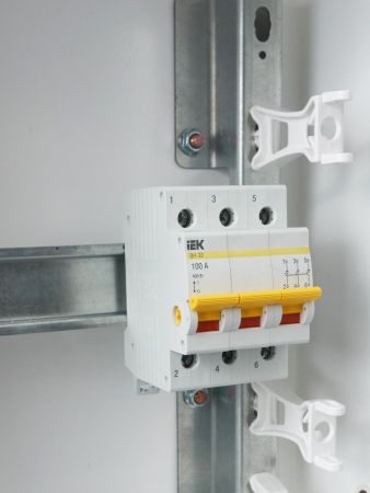 Выключатель нагрузки (мини-рубильник) ВН-32 3Р 100А IEK