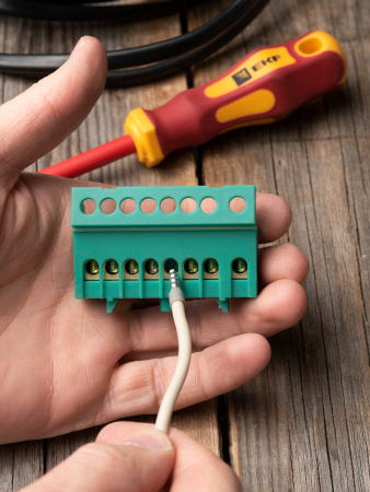 Шина "0" PE (6х9мм) 8 отверстий латунь зеленый изолированный корпус на DIN-рейку EKF PROxima