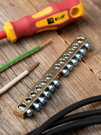 Шина PEN "ноль-земля" (6х9мм) 12 отверстий латунь крепеж по центру EKF PROxima