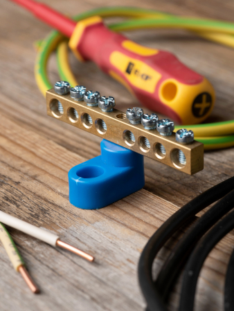 Шина "0" N (6х9мм) 8 отверстий латунь синий угловой изолятор EKF PROxima