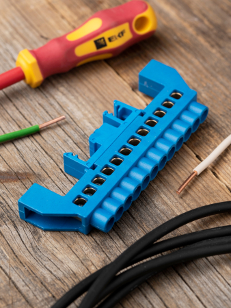 Шина "0" N (6х9мм) 12 отверстий латунь синий нейлоновый корпус комбинированный EKF PROxima